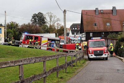 Brand mit Vermissten in Mittelsachsen: Vier Feuerwehren gleichzeitig im Einsatz - Kraftakt der Feuerwehr: 56 Mitglieder im Einsatz für die Gemeinschaft. Foto: Andrea Funke