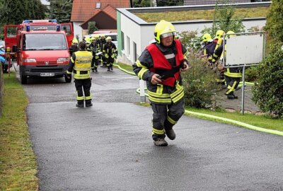 Brand mit Vermissten in Mittelsachsen: Vier Feuerwehren gleichzeitig im Einsatz - Kraftakt der Feuerwehr: 56 Mitglieder im Einsatz für die Gemeinschaft. Foto: Andrea Funke