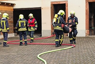 Brand mit Vermissten in Mittelsachsen: Vier Feuerwehren gleichzeitig im Einsatz - Rettungseinsatz unter besonderen Bedingungen: Umgang mit Gefahrgut. Foto: Andrea Funke