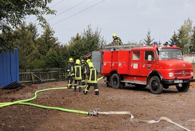 Brand mit Vermissten in Mittelsachsen: Vier Feuerwehren gleichzeitig im Einsatz - Rettungseinsatz unter besonderen Bedingungen: Umgang mit Gefahrgut. Foto: Andrea Funke