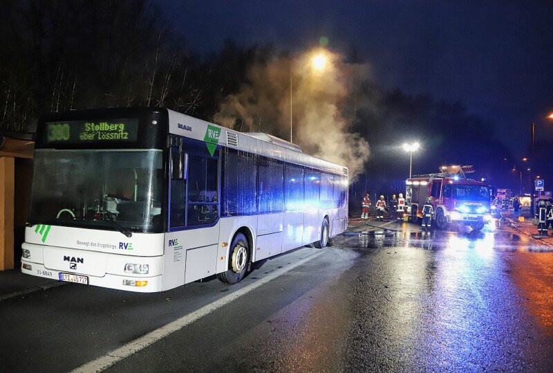 Brandalarm: Bus Auf B169 In Flammen - Sofortige Evakuierung Rettet Insassen