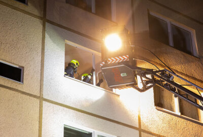 Brandalarm im Plattenbau: Rettungsaktion in Zwönitz - Evakuierung und Rettung: Mehrere Personen aus Rauch gerettet.