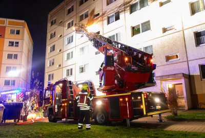 Brandalarm im Plattenbau: Rettungsaktion in Zwönitz - Rauchgasvergiftung: Verletzte in Klinik behandelt.