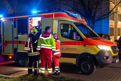 Brandalarm im Plattenbau: Rettungsaktion in Zwönitz - Ermittlungen zur Brandursache: Polizei untersucht den Vorfall.