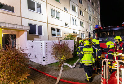 Brandalarm im Plattenbau: Rettungsaktion in Zwönitz - Ermittlungen zur Brandursache: Polizei untersucht den Vorfall.