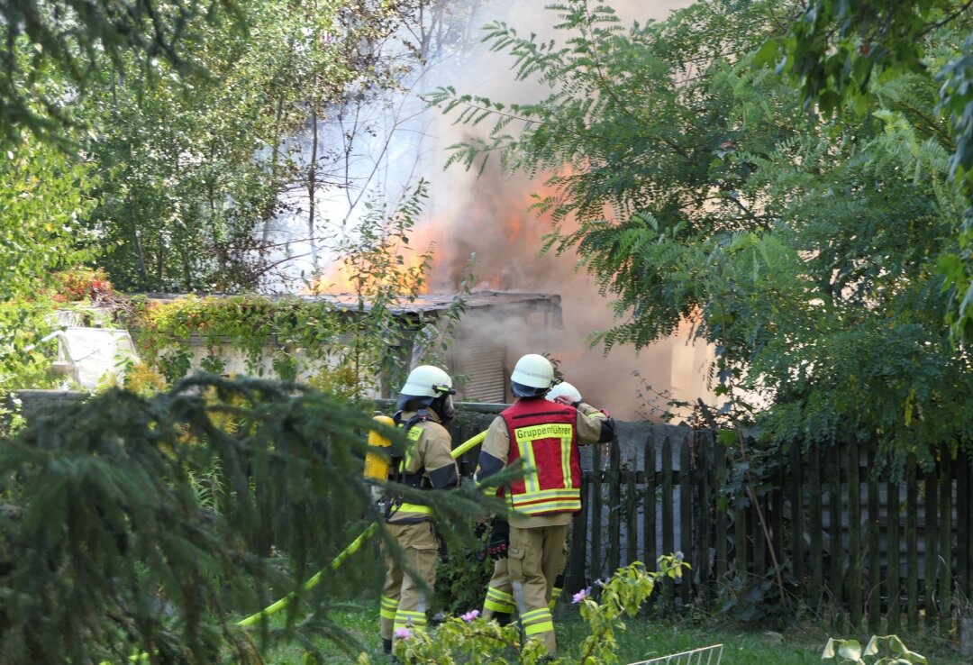 Brandstiftung in Gartenlaube: Brandursachenermittler untersucht den Tatort - Der Tatverdächtige wurde von der Polizei gefasst. Foto: Sören Müller