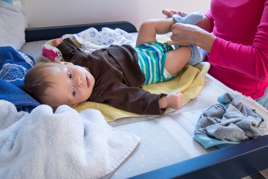 Braucht man wirklich einen Wickeltisch fürs Baby? - Steht der Wickeltisch in einer Raumecke, sichert die Wand das Kind zusätzlich vor einem Sturz.