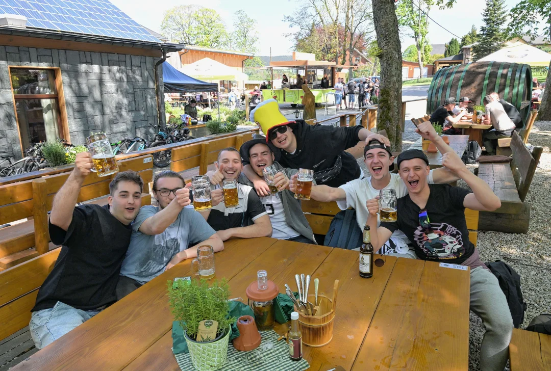 Brauerei in Zwönitz gut besucht - Auf dem Gelände der Brauerei in Zwönitz ist an Himmelfahrt gefeiert worden. Foto: Ralf Wendland