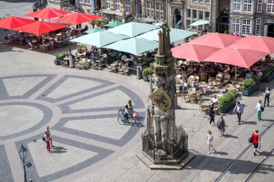 Bremer Rathaus und Roland: Von geheimer Bar bis Schatzkammer - Die Rolandstatue auf dem Marktplatz: Sie und das Bremer Rathaus sind seit 20 Jahren Unesco-Welterbe.