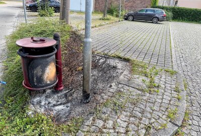 Brennender Mülleimer nahe Auer Postplatz: Feuerwehr im Einsatz - Am heutigen Nachmittag wurde die Feuerwehr Aue zu einem brennenden Mülleimer an der Poststraße/Schillerstraße alarmiert. Ein Müllkübel stand in Flammen. Foto: Daniel Unger