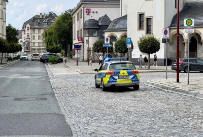 Brennender Mülleimer nahe Auer Postplatz: Feuerwehr im Einsatz - Noch während des Einsatzes wurde die Feuerwehr zu einer weiteren Einsatzstelle auf dem angrenzenden Postplatz gerufen. Foto: Daniel Unger