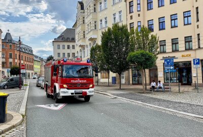 Brennender Mülleimer nahe Auer Postplatz: Feuerwehr im Einsatz - Noch während des Einsatzes wurde die Feuerwehr zu einer weiteren Einsatzstelle auf dem angrenzenden Postplatz gerufen. Foto: Daniel Unger