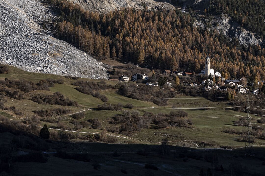 Brienz geräumt - Schuttstrom bedroht Schweizer Dorf - Der rund 500 Jahre alte Altar wurde aus der Kirche von Brienz in Sicherheit gebracht.