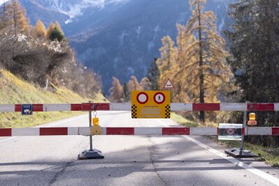 Brienz geräumt - Schuttstrom bedroht Schweizer Dorf - Kein Zutritt mehr: Alle Bewohner mussten das Dorf Brienz verlassen. 