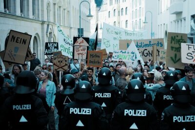 Brigitte Hobmeier im Interview: "Wie schnell sagt man heute ein falsches Wort ..." - Es beginnt mit einem realistischen Problem: Bei einer Großdemo in Köln steuern die Demonstrierenden auf einen gefährlichen Engpass hin. Eine vorher nicht deklarierte Baustellen versperrt den Weg. Die Menschen werden von der Polizei aufgefordert, zurückzukehren - doch das klappt nicht.  