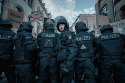 Brigitte Hobmeier im Interview: "Wie schnell sagt man heute ein falsches Wort ..." - Eine Demo-Splittergruppe taucht vor dem gefährlichen Engpass einer Baustelle auf. Polizei-Gruppenführer Jan Vogt (Justus Johanssen) versucht mit seinen Leuten, die Demonstrierenden zum Hauptzug zurückzudrängen. Doch ihr Plan misslingt.
