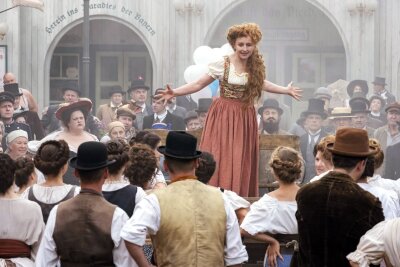 Brigitte Hobmeier im Interview: "Wie schnell sagt man heute ein falsches Wort ..." - Heimspiel für eine Müncherin, die nicht nur ein Film- sondern auch ein Theaterstar ist: Brigitte Hobmeier im erfolfgreichen ARD-Mehrteiler "Oktoberfest 1900", der ziemlich Furore machte. Die Fortsetzung "Oktoberfest 1905" soll im Herbst 2025 im Ersten und der ARD-Mediathek zu sehen sein. 