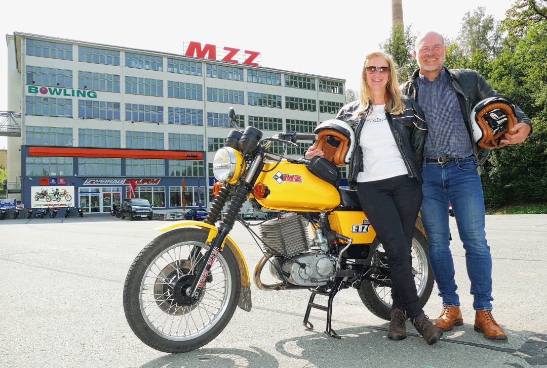 Britischer MZ-Club knüpft Kontakte nach Zschopau - Graeme Lewis und seine Frau Sam vor dem ehemaligen MZ-Werk in Zschopau. Foto: Andreas Bauer