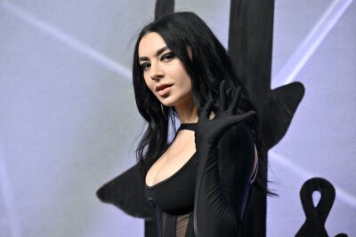 Britisches Wörterbuch kürt "brat" zum Wort des Jahres - Machte den Begriff "brat" mit ihrem Albumtitel groß: Charli XCX. (Archivbild)