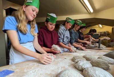 Brot für die Welt: Zschopauer Konfirmanden erobern die Backstube - Vor dem Backen musste der Brotteig erst einmal geknetet und geformt werden.