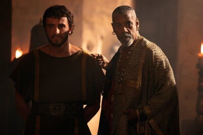 Brot und Spiele und Zombie-Affen - Ex-Sklave Macrinus (Denzel Washington, rechts) besitzt eine Gladiatorenschule und erkennt Lucius' (Paul Mescal) Fähigkeiten als Kämpfer.