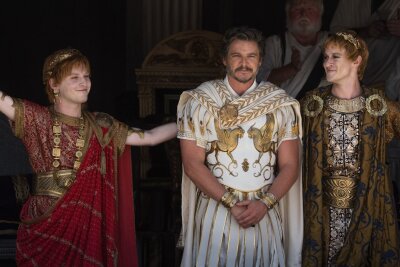 Brot und Spiele und Zombie-Affen - Selbst die Kaiserbrüder Caracalla (Fred Hechinger, links) und Geta (Joseph Quinn, rechts) verneigen sich vor dem siegreichen General Acacius (Pedro Pascal).