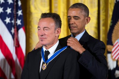 Bruce Springsteen unterstützt Harris und Walz bei US-Wahl - und kommt auf Tour nach Deutschland - Der damalige US-Präsident Barack Obama hatte Springsteen die Freiheitsmedaille verliehen.