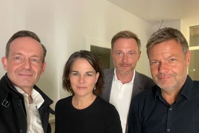 Bruch mit der FDP: Wissing bleibt Minister - Die Spitzen von FDP und Grünen - Volker Wissing, Annalena Baerbock, Christian Lindner und Robert Habeck - starteten optimistisch samt Selfie in die Ampel-Koalition. (Archivbild)