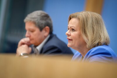 BSI bereitet sich auf technische Absicherung von Neuwahl vor - Innenministerin Nancy Faeser und BSI-Präsidentin Claudia Plattner bei der Vorstellung des BSI-Lageberichts.