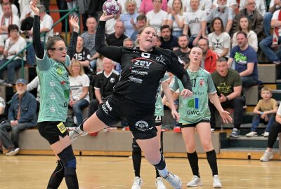 BSV-Frauen holen Derby-Sieg - Die BSV-Frauen - am Ball Laura Szabó - haben das Derby gegen den SV Union Halle-Neustadt gewonnen. Foto: Ramona Schwabe