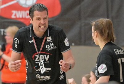 BSV-Frauen kassieren bittere Niederlage vor heimischer Kulisse - Die Frauen des BSV Sachsen Zwickau haben sich gestern Abend vor heimischer Kulisse der HSG Bensheim/Auerbach geschlagen geben müssen - im Bild Trainer Norman Rentsch. Foto: Ramona Schwabe