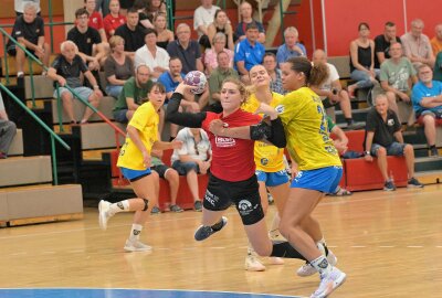 BSV-Frauen stecken mitten in der Vorbereitung - Die BSV-Frauen stecken mitten in der Vorbereitung - im Test gegen Leipzig am Ball Rita Lakatos. Foto: Ralf Wendland