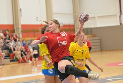 BSV-Frauen stecken mitten in der Vorbereitung - Die BSV-Frauen stecken mitten in der Vorbereitung - im Test gegen Leipzig am Ball Victoria Hasselbusch. Foto: Ralf Wendland