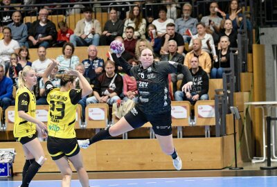 BSV-Frauen verlieren Heimspiel gegen Borussia Dortmund - Die BSV-Frauen - am Ball Laura Szabó - haben gegen Borussia Dortmund eine Niederlage einstecken müssen. Foto: Ralf Wendland