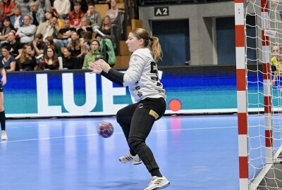 BSV-Frauen verlieren Heimspiel gegen Borussia Dortmund - Die BSV-Frauen haben gegen Borussia Dortmund eine Niederlage einstecken müssen. Im Bild Torhüterin Barbara Viktoria Gyori Foto: Ralf Wendland