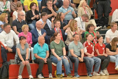 BSV-Frauen verlieren Heimspiel gegen Buxtehude - Sachsens Ministerpräsident Michael Kretschmer (2. Reihe Mitte) hat auf den Rängen das Spiel der Bundesliga-Handballerinnen des BSV Sachsen Zwickau verfolgt. Foto: Ralf Wendland