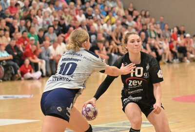 BSV-Frauen verlieren Heimspiel gegen Buxtehude - Die Bundesliga-Handballerinnen des BSV Sachsen Zwickau - am Ball Rita Lakatos - haben gegen den Buxtehuder SV verloren. Foto: Ralf Wendland