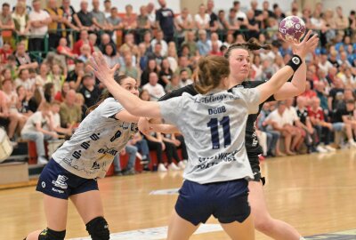 BSV-Frauen verlieren Heimspiel gegen Buxtehude - Die Bundesliga-Handballerinnen des BSV Sachsen Zwickau - am Ball Diana Dogg Magnusdottir - haben gegen den Buxtehuder SV verloren. Foto: Ralf Wendland