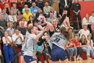 BSV-Frauen verlieren Heimspiel gegen Buxtehude - Die Bundesliga-Handballerinnen des BSV Sachsen Zwickau - am Ball Diana Dogg Magnusdottir - haben gegen den Buxtehuder SV verloren. Foto: Ralf Wendland