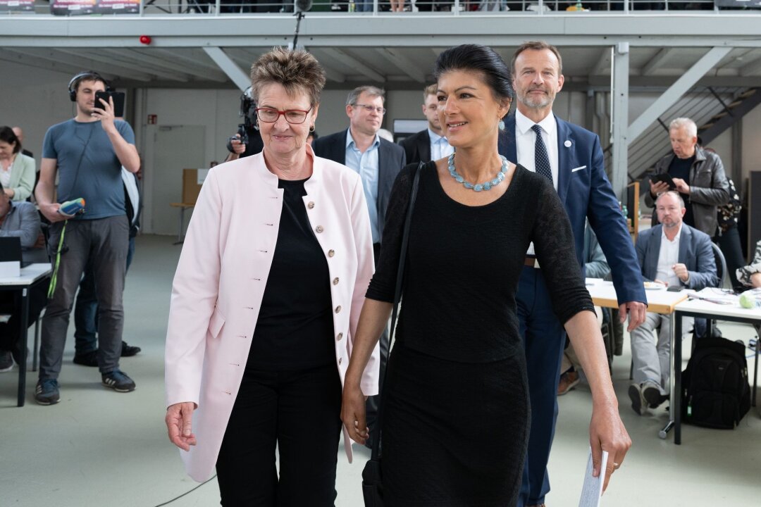 BSW weist Extremismus-Vorwurf von CDU-Chef Merz zurück - Sahra Wagenknecht (r), BSW-Bundesvorsitzende, kommt neben Sabine Zimmermann, Vorsitzende des BSW- Landesverbandes, zum Landesparteitag ihrer Partei.