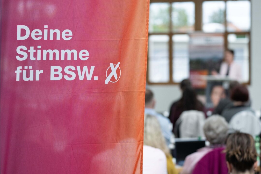 BSW: "Wirbeln die deutsche Parteienlandschaft durcheinander" - Teilnehmer des Landesparteitags des Bündnis Sahra Wagenknecht (BSW) sitzen auf ihren Plätzen.