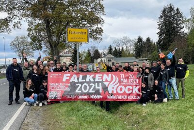 Bühne frei fürs Pfingstfestival: "FalkenRock" für alle! -  "FalkenRock" wäre nicht möglich ohne diese Helfer! "Dankeschön", sagt Michael Meyer. Foto: Pressebüro Repert