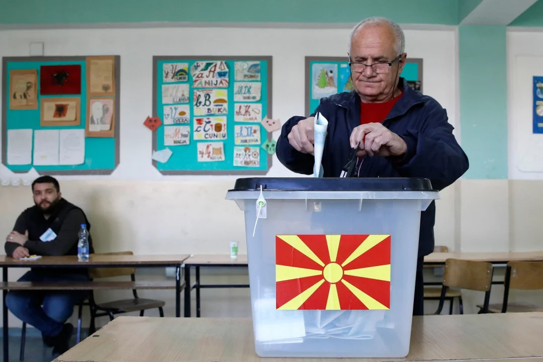 Bürger Nordmazedoniens wählen Parlament und Staatsspitze - Ein Bürger Nordmazedoniens gibt bei der ersten Runde der Präsidentschaftswahl am 24. April in einem Wahllokal in Skopje seine Stimme ab. Heute findet die Stichwahl statt (Archivbild).