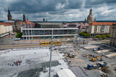 Bürgerinitiative macht klimaneutrale Stadt Dresden sichtbar - Aktuell sieht der Dresdner Altmarkt überwiegend grau aus, Klimaschützer wollen mehr Grün in der City (Archivbild).