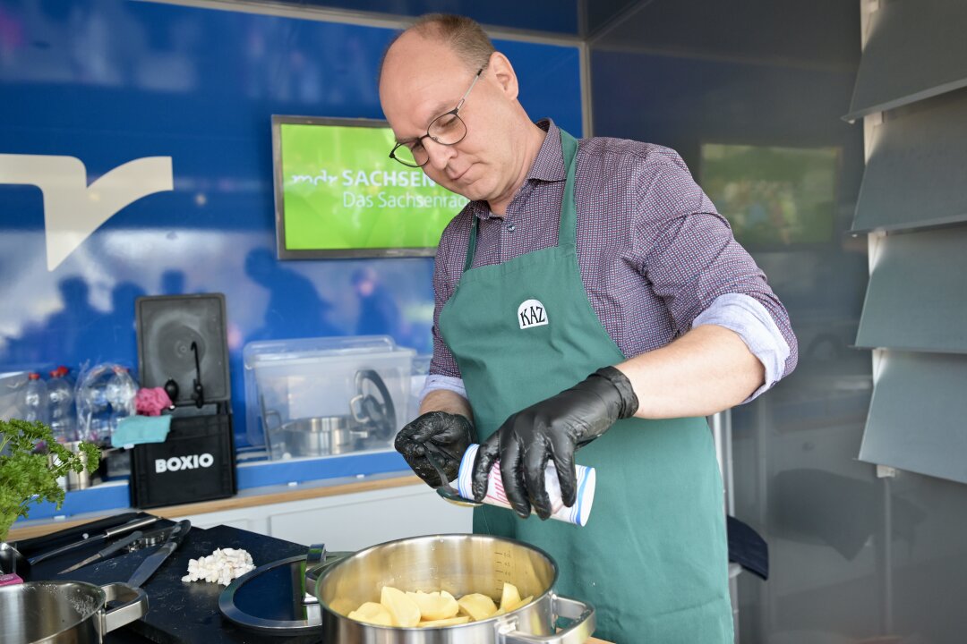 Bürgermeister Wolfgang Triebert hat mit seiner Kartoffelsuppe überzeugt und den Sieg nach Zwönitz geholt. Foto: Ralf Wendland 