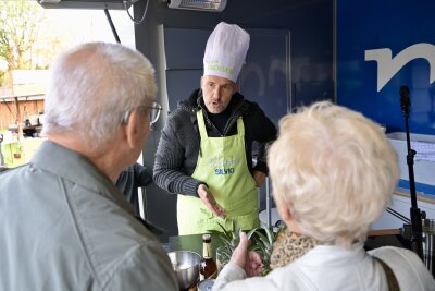 MDR-Moderator Silvio Zschage hat sich beim Kochen in die Töpfe schauen lassen.  Foto: Ralf Wendland 