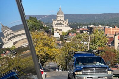 Bug und Judy und die unmögliche Wahl - Altoona mit seiner Kathedrale im Hintergrund