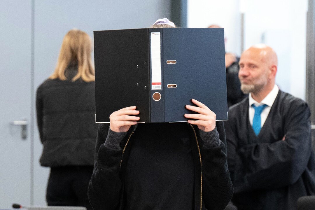 Bundesgerichtshof verhandelt im Februar zu Lina E. - Das Oberlandesgericht Dresden hatte Lina E. wegen Angriffen auf Rechtsextreme zu mehreren Jahren Haft verurteilt. (Archivbild)