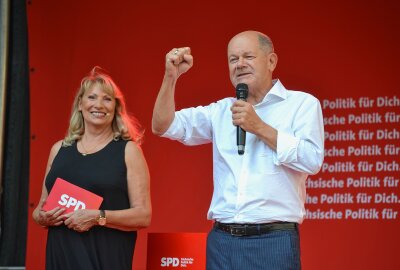 Bundeskanzler Scholz macht sich für Köpping stark - Beim Wahlkampfabschluss standen am heutigen Freitag Petra Köpping und Bundeskanzler Olaf Scholz in Chemnitz gemeinsam auf der Bühne. Foto:  Jürgen Sorge