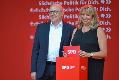 Bundeskanzler Scholz macht sich für Köpping stark - Schützenhilfe zum Wahlkampfabschluss bekam Petra Köpping auch vom Chemnitzer Oberbürgermeister Sven Schulze. Foto: Jürgen Sorge